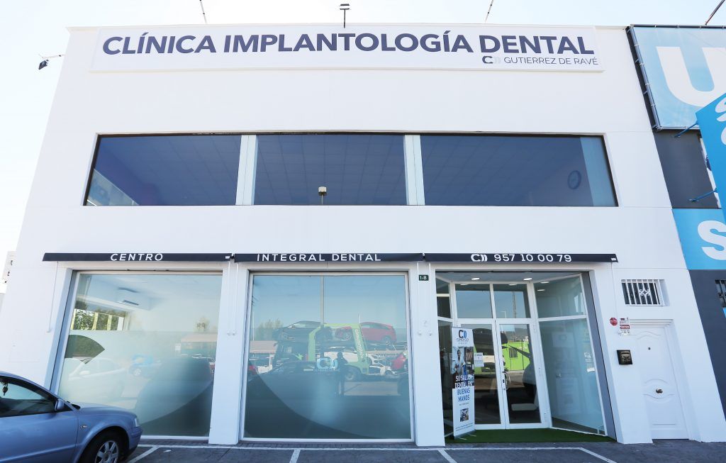 Fachada clínica de implantología dental Tecnocórdoba